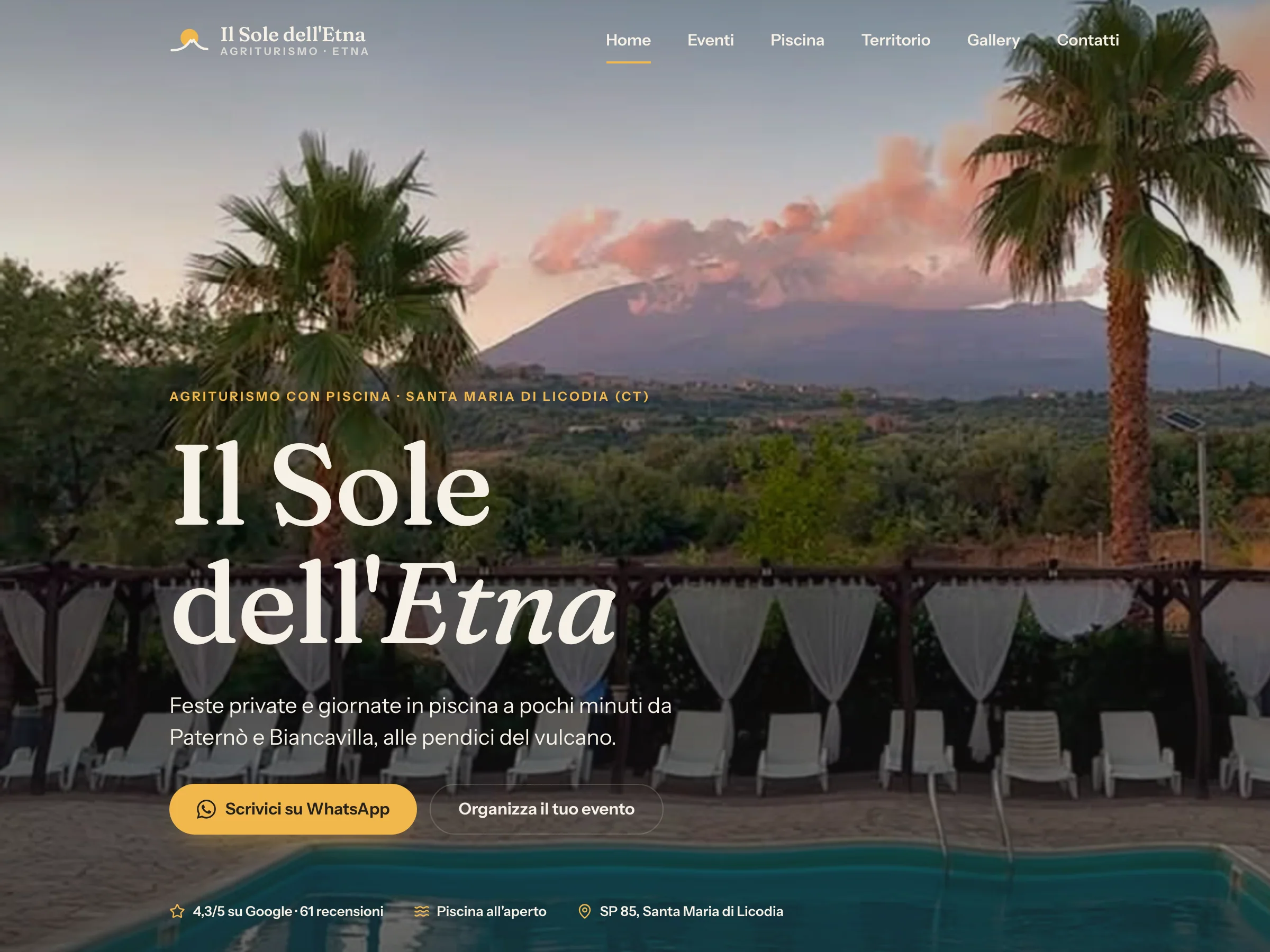 Home del sito Il Sole dell'Etna: la piscina con le tende bianche e l'Etna al tramonto, il nome della struttura e i pulsanti per WhatsApp e per gli eventi