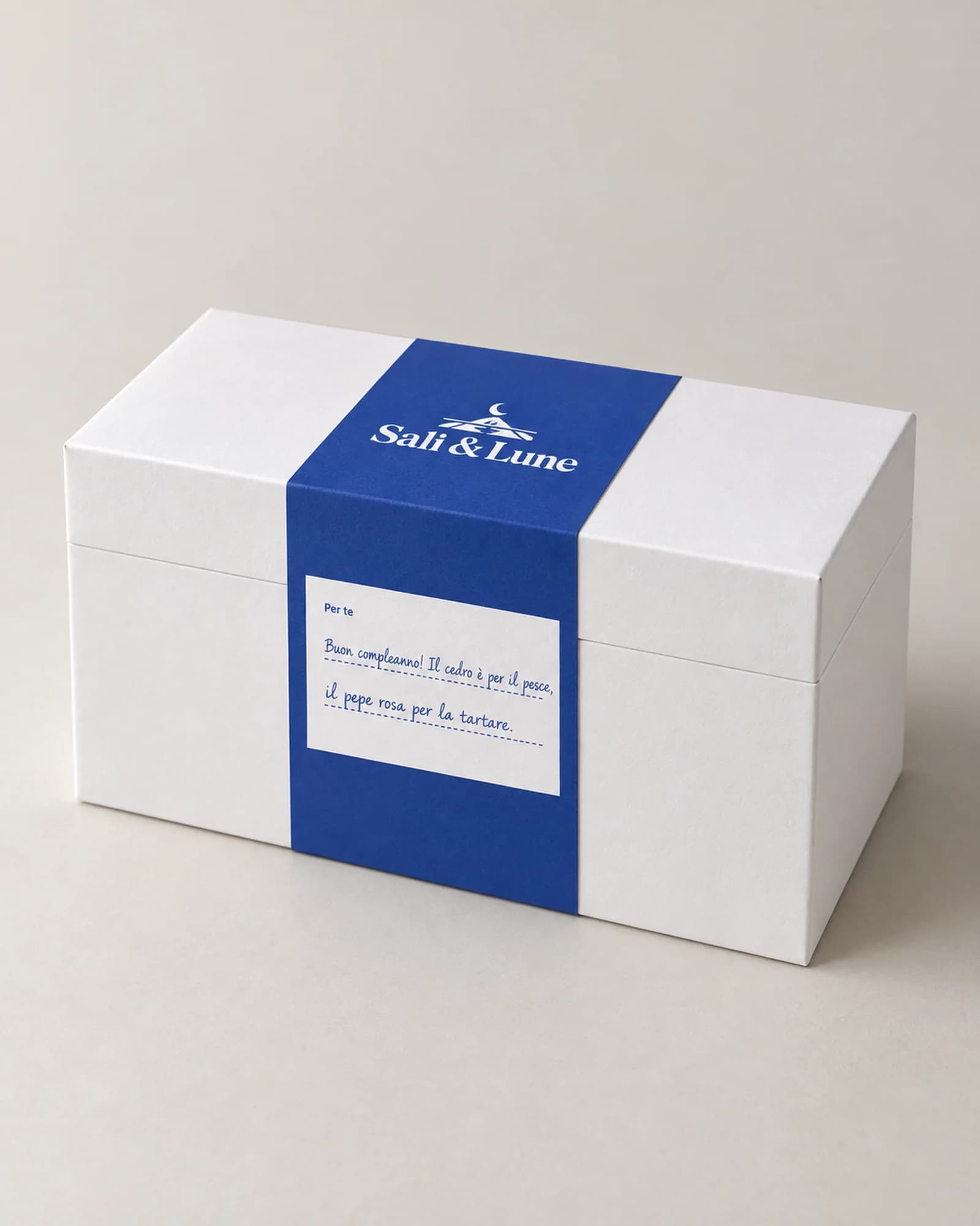 Scatola regalo Sali & Lune chiusa dalla fascia blu, con due righe scritte a mano