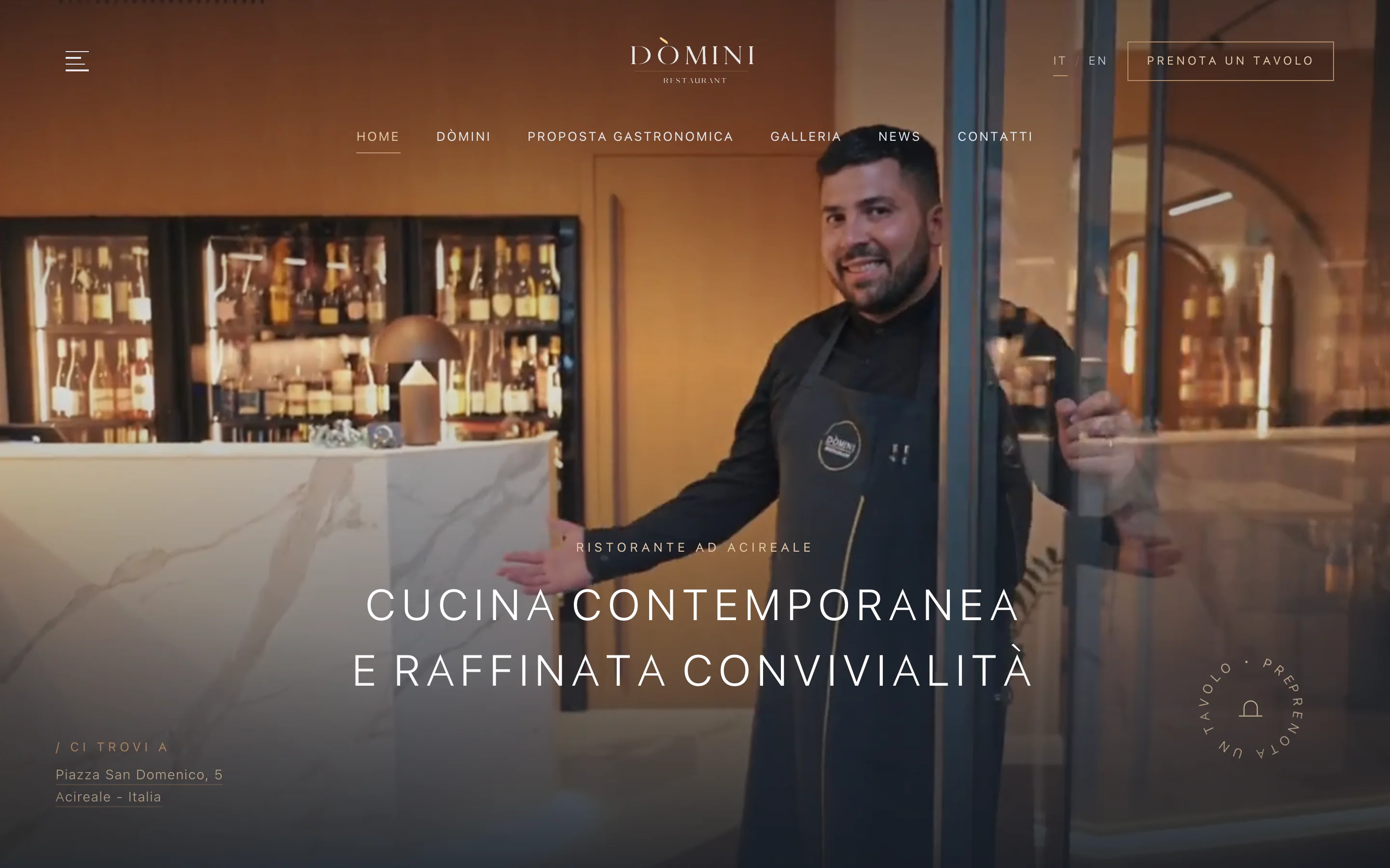 Home del sito Dòmini: la porta del ristorante che si apre e il titolo «Cucina contemporanea e raffinata convivialità»