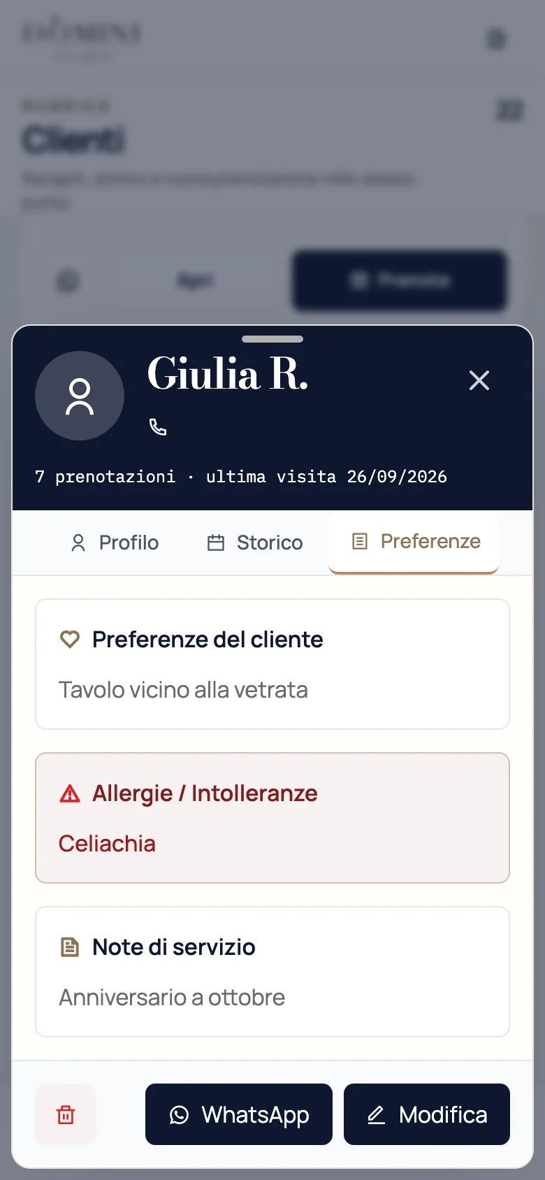 La scheda di un'ospite sul telefono: sette prenotazioni e l'ultima visita, la preferenza «Tavolo vicino alla vetrata», la celiachia fra allergie e intolleranze e la nota «Anniversario a ottobre»
