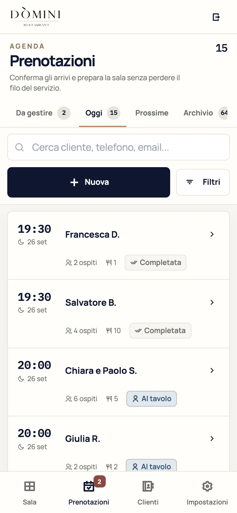 Le prenotazioni di oggi sul telefono, una sotto l'altra, con ora, ospite, persone, tavolo e stato