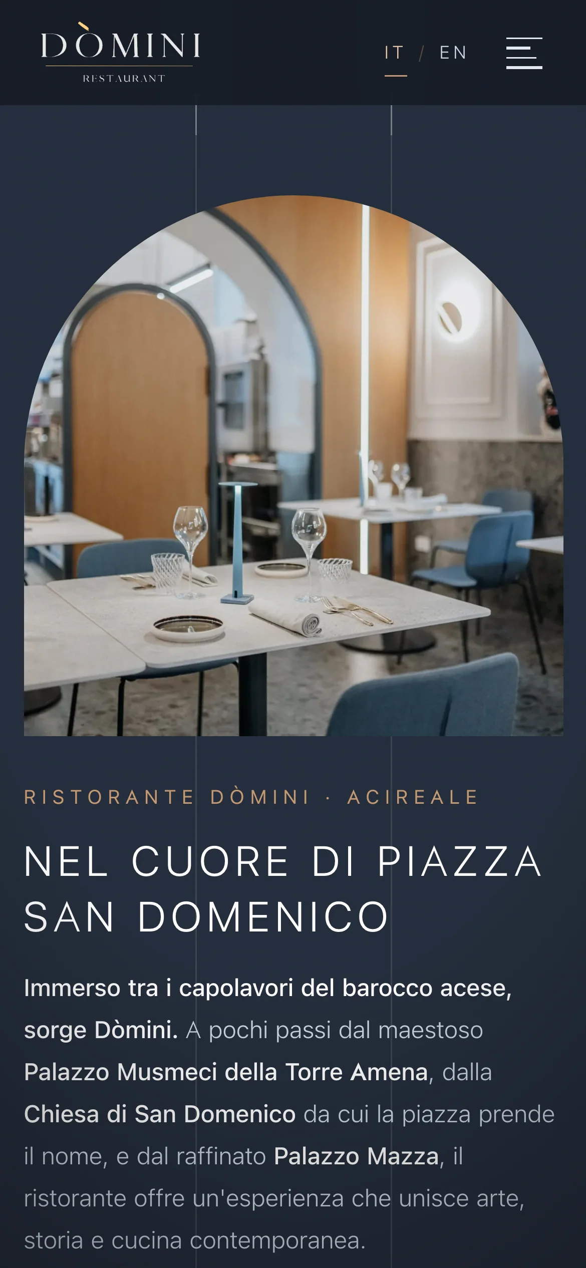 La stessa pagina sul telefono: la sala sotto un arco e il titolo