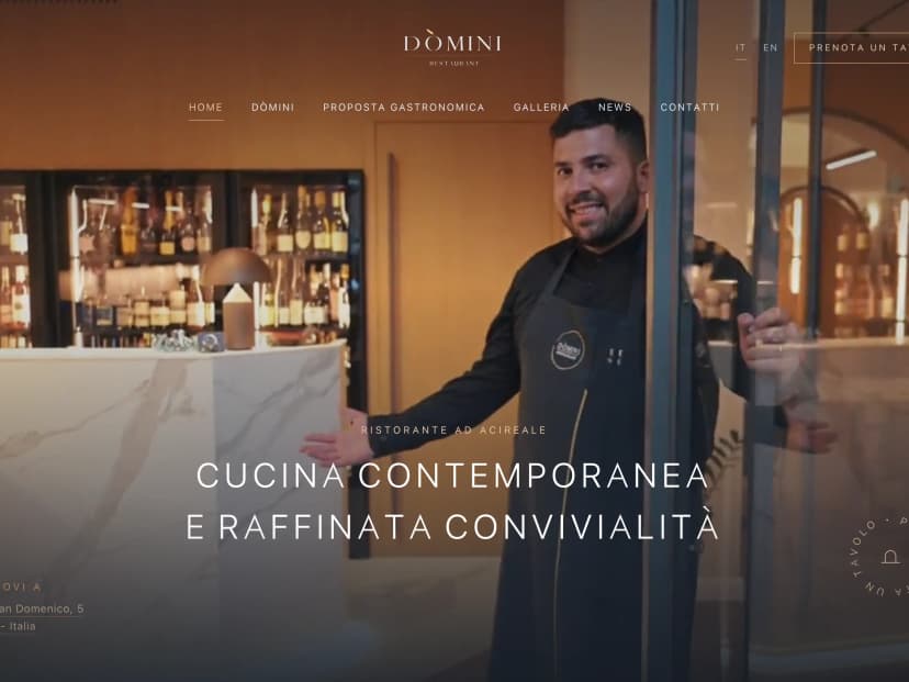 Home del sito Dòmini: la porta del ristorante che si apre e il titolo «Cucina contemporanea e raffinata convivialità»