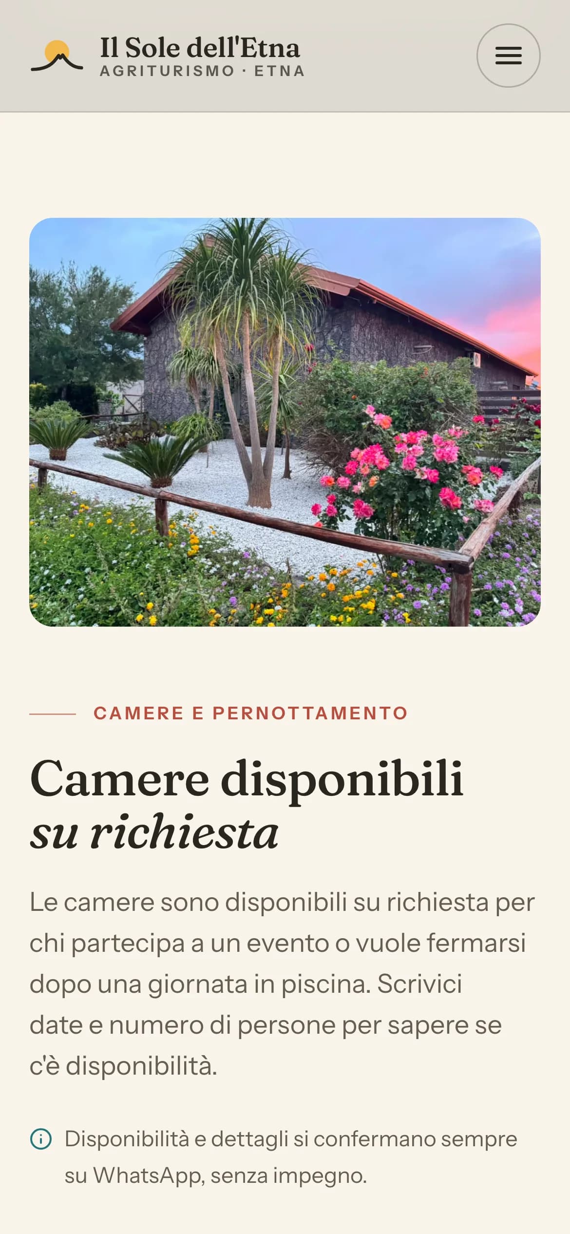 La sezione delle camere sul telefono: il casale fra le palme e i fiori