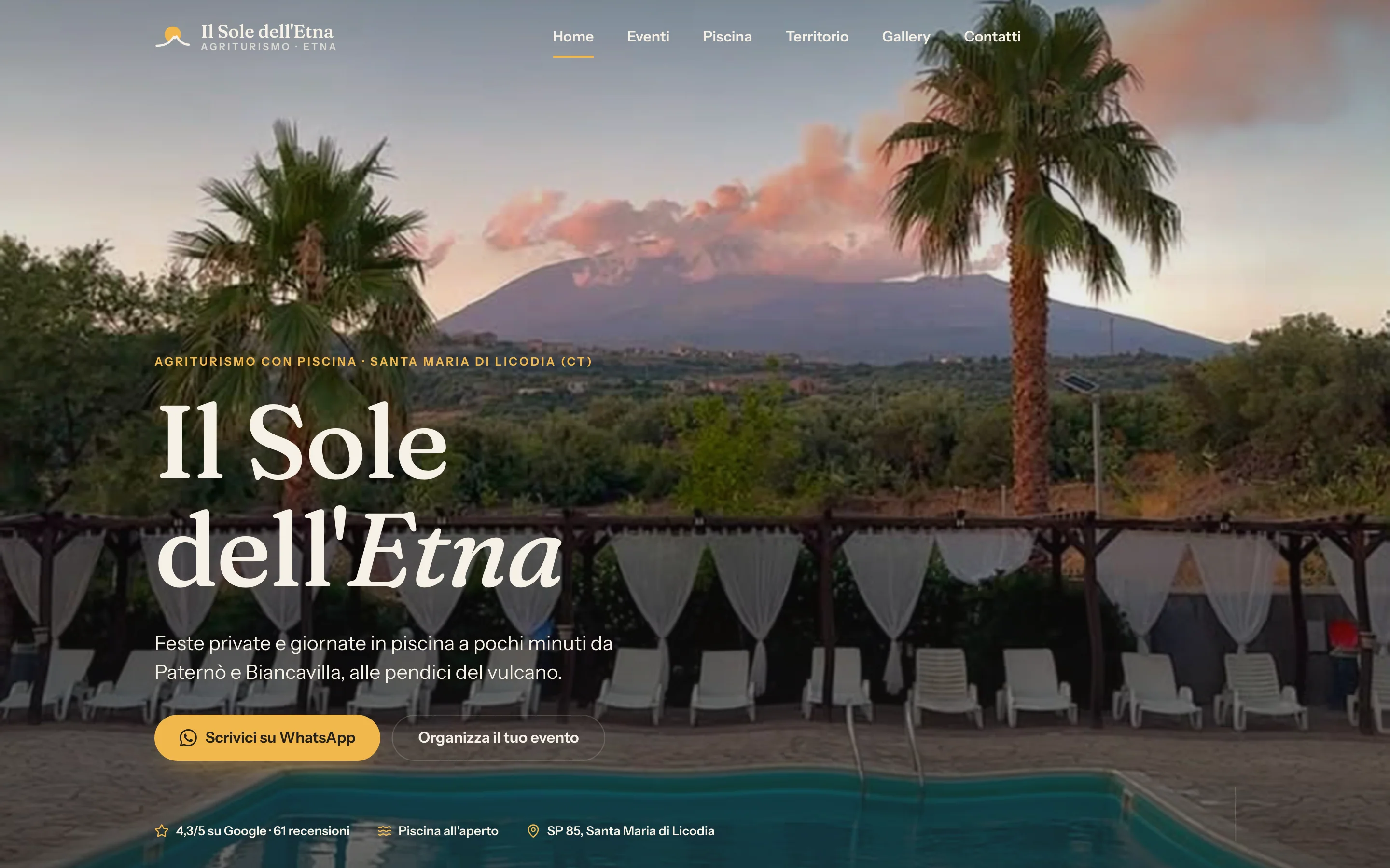 Home del sito Il Sole dell'Etna: la piscina con le tende bianche e l'Etna al tramonto, il nome della struttura e i pulsanti per WhatsApp e per gli eventi