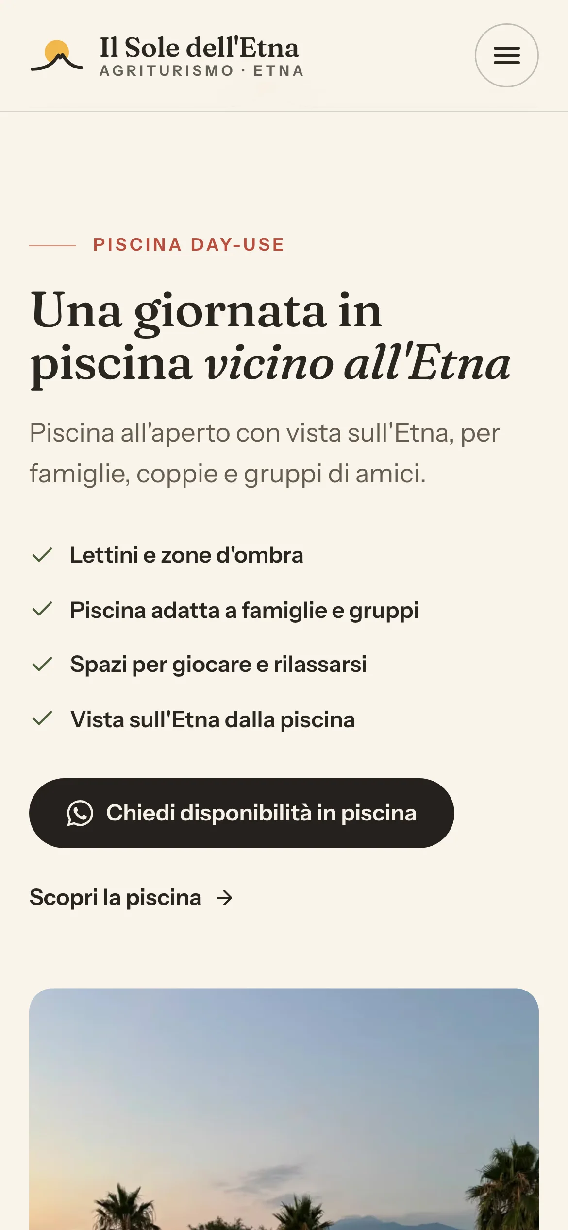 La sezione della piscina sul telefono: la piscina al tramonto e il pulsante per chiedere disponibilità