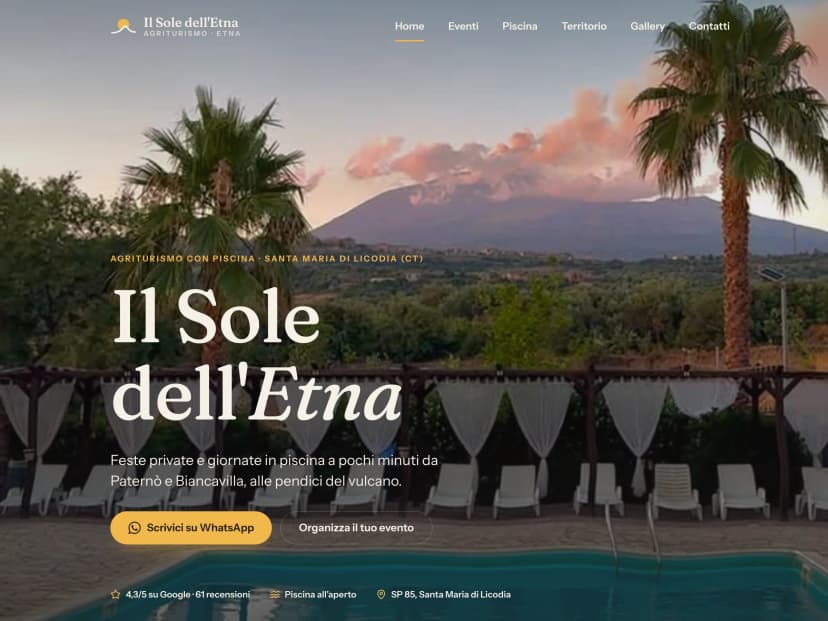 Home del sito Il Sole dell'Etna: la piscina con le tende bianche e l'Etna al tramonto, il nome della struttura e i pulsanti per WhatsApp e per gli eventi