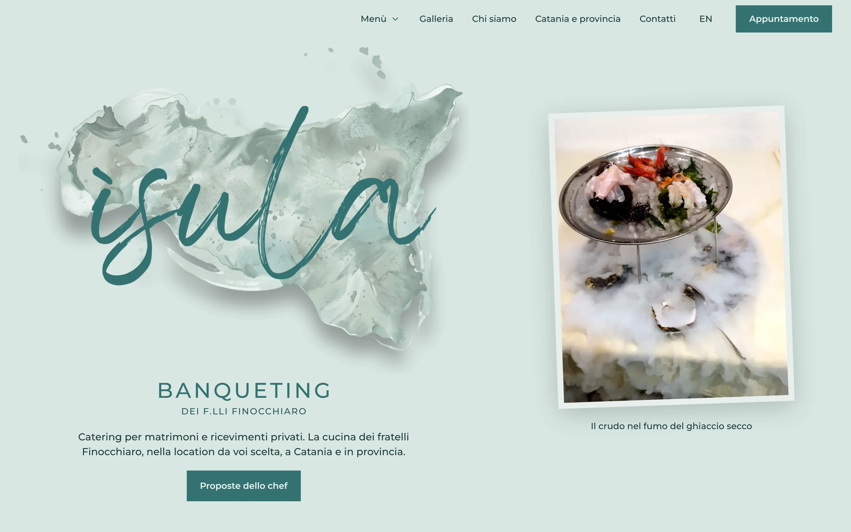 Home del sito Ìsula: il logo con la Sicilia ad acquerello e la scritta «ìsula», sotto «Banqueting dei F.lli Finocchiaro» e, accanto, una stampa con la foto di un crudo nel fumo del ghiaccio secco